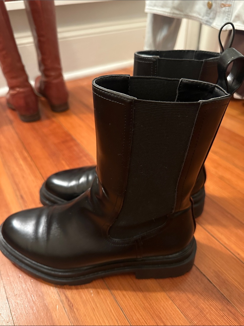 Zara Black Chelsea Boots - Sleek Pull-On Leather Boots - Picture 3 of 4
